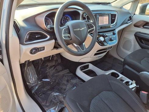Used 2024 Chrysler Voyager LX image 5