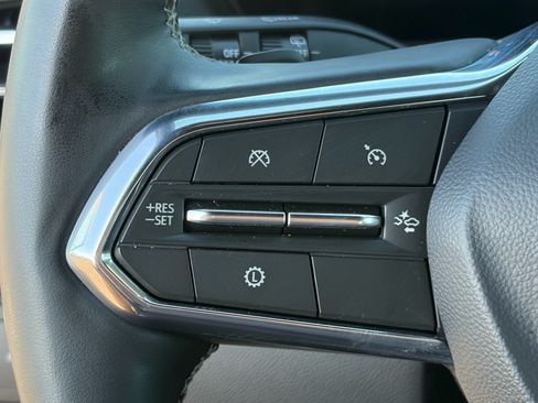 Used 2025 Chevrolet Traverse LT AWD/4WD image 16