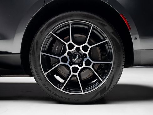 Used 2021 Aston Martin DBX image 20