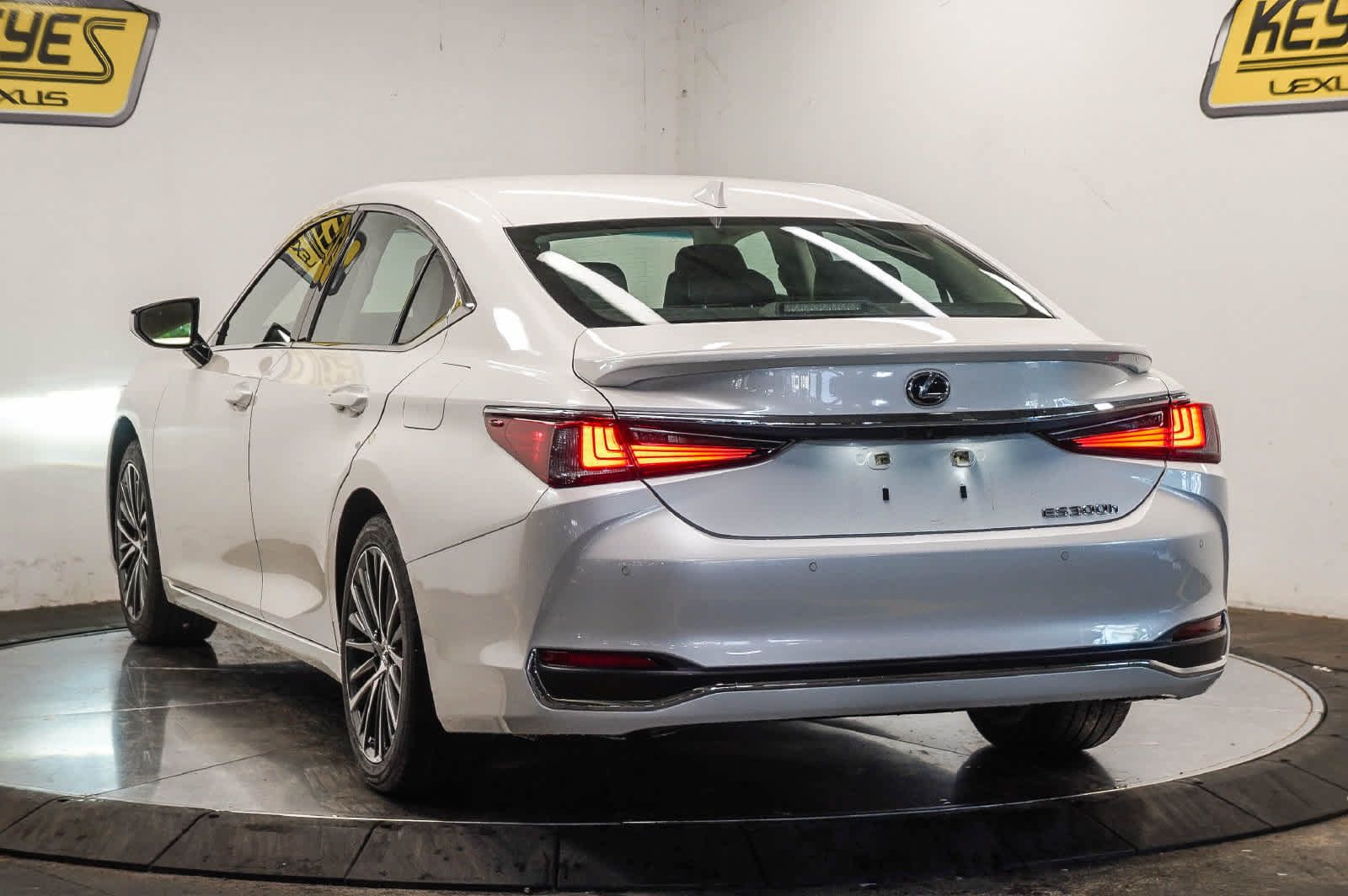 Used 2024 Lexus ES 300h w/ Premium Package FWD image 2