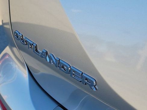 New 2026 Mitsubishi Outlander ES image 8