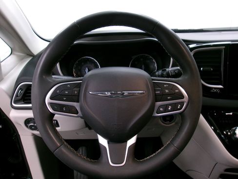 Used 2024 Chrysler Pacifica Touring-L FWD image 6