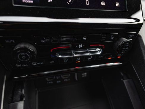 New 2025 Jeep Grand Cherokee Laredo X w/ Luxury Tech Group I AWD/4WD image 15