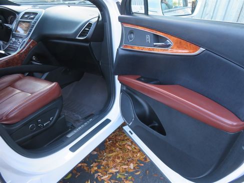 Used 2017 Lincoln MKX Reserve w/ Driver Assistance Package image 35