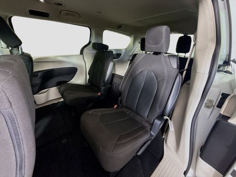 Used 2023 Chrysler Voyager LX image 25
