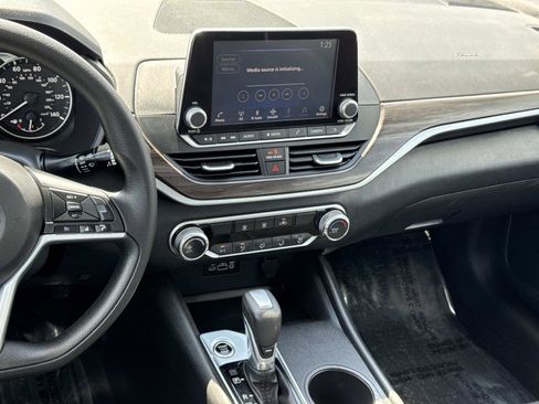 Used 2025 Nissan Altima 2.5 SV FWD image 3