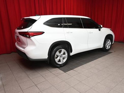 Certified 2022 Toyota Highlander LE image 7