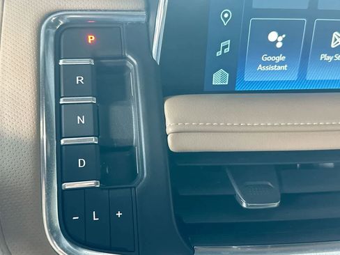 Used 2024 Chevrolet Suburban Premier RWD image 21