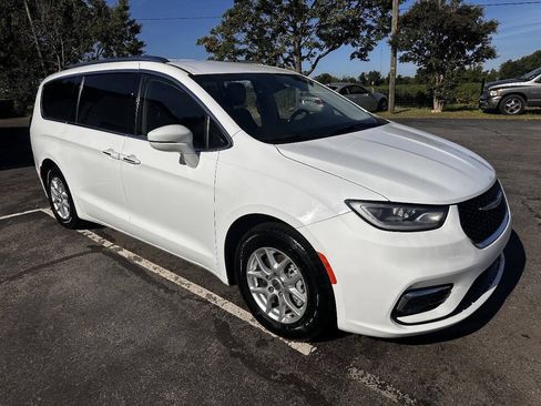 Used 2021 Chrysler Pacifica Touring-L FWD image 1