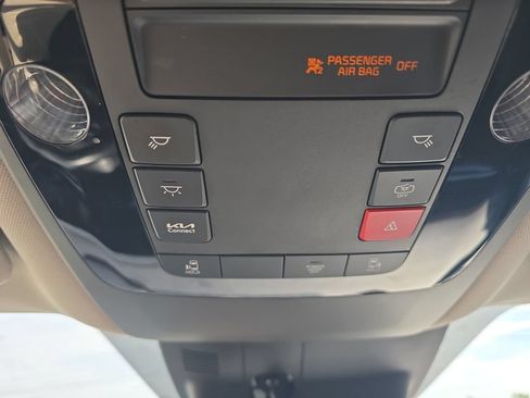 Used 2025 Kia Carnival FWD image 34
