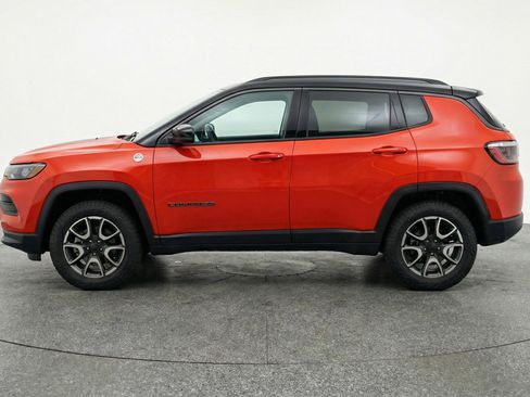 Used 2025 Jeep Compass Trailhawk AWD/4WD image 5