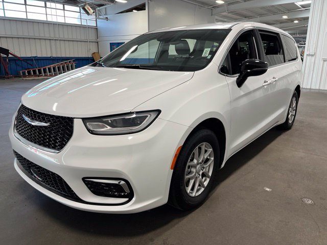 Used 2025 Chrysler Pacifica Select FWD image 6