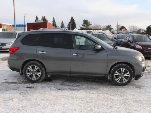Used 2019 Nissan Pathfinder SV image 4