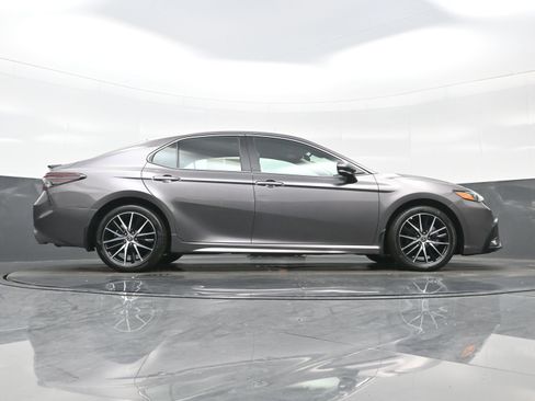 Used 2024 Toyota Camry SE image 32