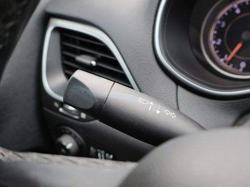 Used 2019 Jeep Cherokee Latitude Plus w/ Comfort/Convenience Group image 18