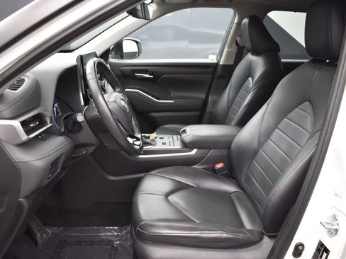 Used 2021 Toyota Highlander XLE AWD/4WD image 11