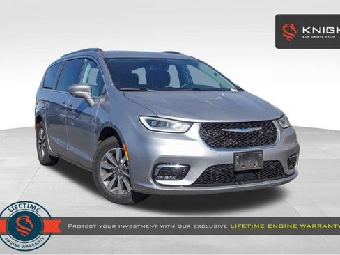 Used 2021 Chrysler Pacifica Touring-L image 1