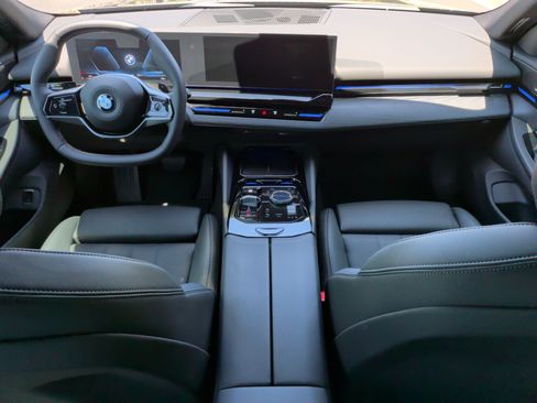 Used 2026 BMW 530i w/ Convenience Package RWD image 32