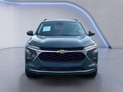 Used 2025 Chevrolet Trax LT FWD image 8