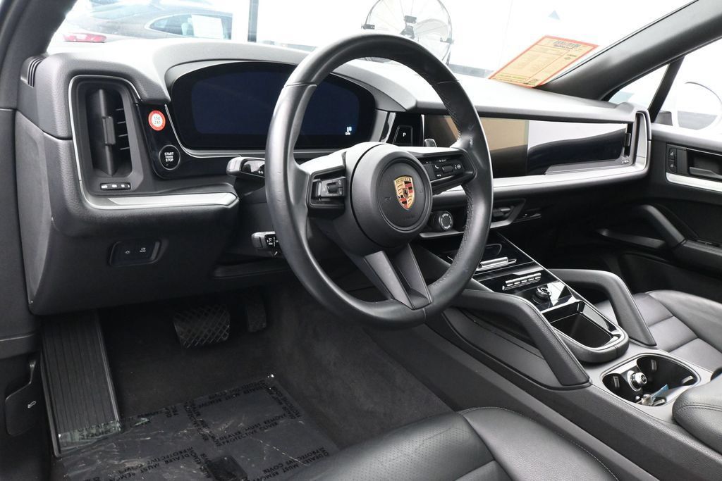 Used 2025 Porsche Cayenne AWD/4WD image 18