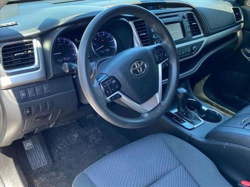 Used 2019 Toyota Highlander LE FWD image 26