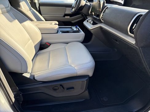 Used 2025 Ford Expedition Active image 13