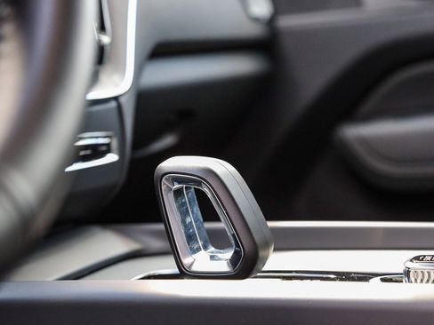 Used 2025 Volvo XC60 B5 Plus image 23