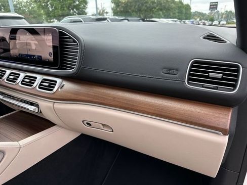Used 2025 Mercedes-Benz GLS 450 4MATIC image 34