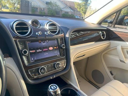 Used 2019 Bentley Bentayga image 18