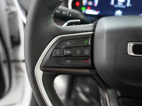 Used 2023 Jeep Grand Cherokee Limited w/ Black Appearance Package image 24