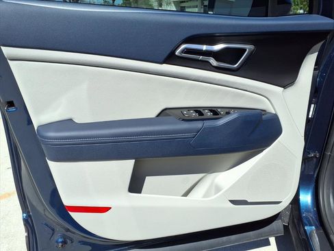 Used 2025 Kia Sportage EX image 18
