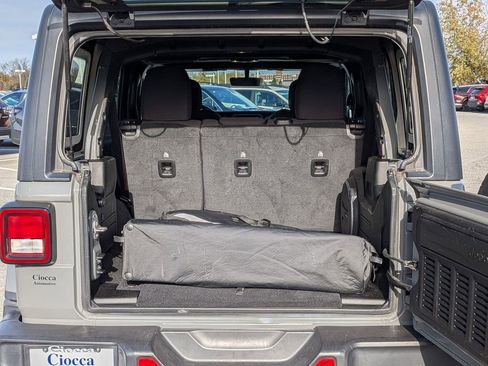 Used 2022 Jeep Wrangler Unlimited Sahara AWD/4WD image 25