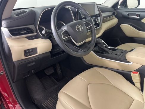 Certified 2023 Toyota Highlander XLE image 2