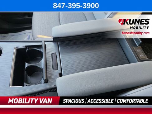Used 2026 Toyota Sienna LE FWD image 63