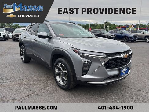 Used 2024 Chevrolet Trax LT w/ Driver Confidence Package FWD image 3
