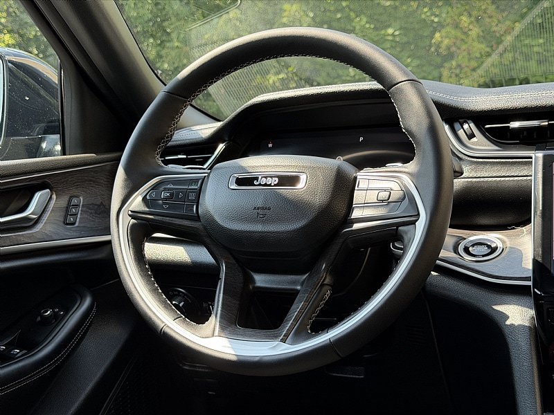 Used 2024 Jeep Grand Cherokee Limited AWD/4WD image 17