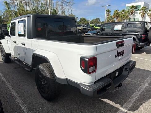 Used 2022 Jeep Gladiator Sport image 4