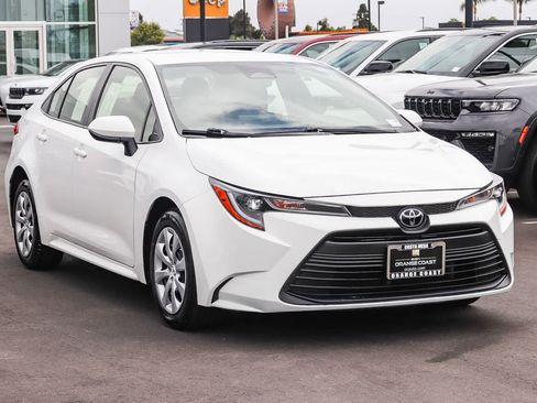 Used 2023 Toyota Corolla LE FWD image 3