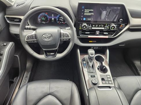 Certified 2026 Toyota Highlander Limited AWD/4WD image 27
