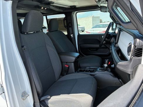 Used 2025 Jeep Wrangler Unlimited Sahara AWD/4WD image 35