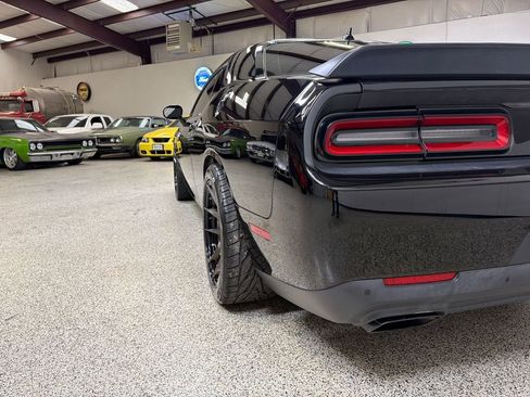 Used 2016 Dodge Challenger SRT Hellcat RWD image 9