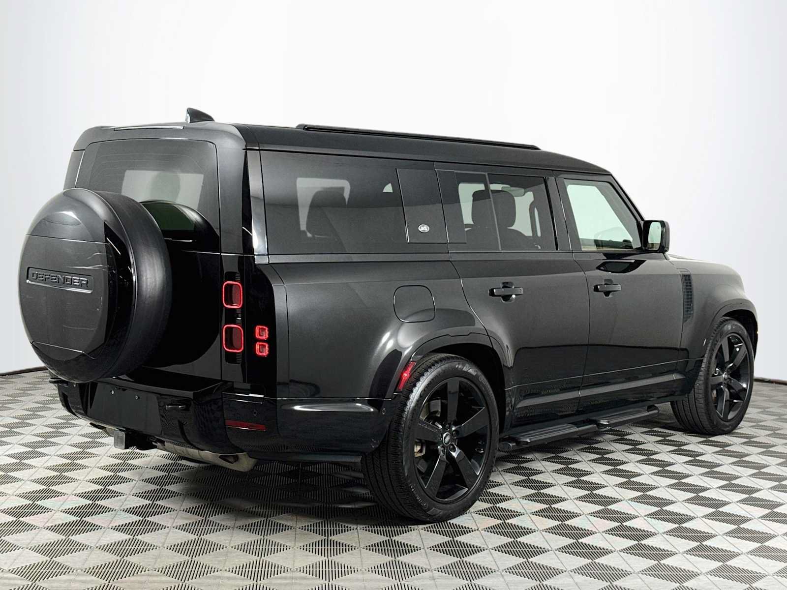Used 2024 Land Rover Defender 130 X-Dynamic SE AWD/4WD image 5