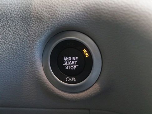 Used 2023 Chrysler Pacifica Touring-L image 13