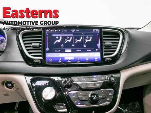 Used 2023 Chrysler Pacifica Touring-L FWD image 12
