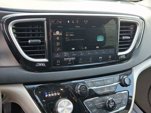 Used 2023 Chrysler Pacifica Touring-L image 14