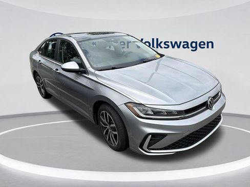 Used 2025 Volkswagen Jetta SE FWD image 3