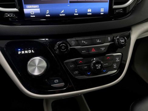Used 2024 Chrysler Pacifica Touring-L image 22