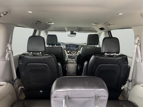 Used 2024 Chrysler Pacifica Touring-L FWD image 7