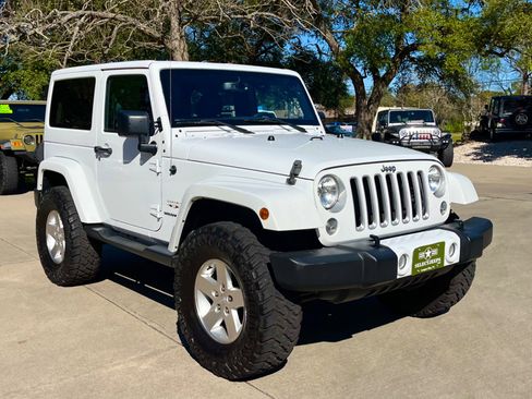 Used 2016 Jeep Wrangler Sahara w/ Connectivity Group image 15
