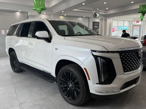 Used 2025 Cadillac Escalade Premium Luxury AWD/4WD image 10